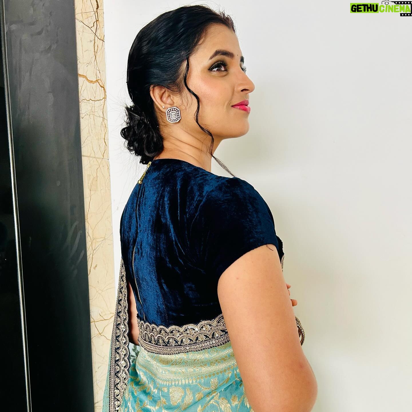 Shyamala Instagram - All abt today …! Saree : @anvitha_collections Makeup : @vinod_bridelmakeupartist Hair : @elegantbridalmakeovers