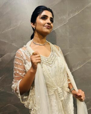 Shyamala Instagram - Who needs colours …? When we look fabulous in #white . #favcolor  Styled by : @impriyankasahajananda  Outfit :  @aaliyadeeba_official  Jewellery : @anyas_2020  Makeup : @vinod_bridelmakeupartist  Hair : Chandu