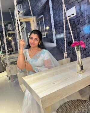 Shyamala Instagram - Posing in my fav colour #white 🩵  Saree 👉 @anvitha_collections