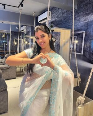 Shyamala Instagram - Posing in my fav colour #white 🩵  Saree 👉 @anvitha_collections
