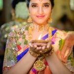 Shyamala Instagram – Deepthi Ganesh x Kalasha Fine Jewels
Ft. @syamalaofficial 
Outfit by : @deepthiganeshlabel 
.
Get magnificently crafted jewels for all your Special occasions from @kalasha_finejewels 
.
DM for more details
Shop over video call
.
.
#kalashafinejewels #kalasha #trustedlegacy #southindiasfinestjeweller
.
.
.
#diamondjewellery #goldjewellery #jadaujewellery 
#templejewellery #bridaljewellery #indianbride 
#indianjewellery #telugubrides #tamilbrides #pellikuthuru 
#celebritywedding #southindianjewellery #teluguwedding 
#indianjewelry #bridalwear #polkijewellery 
#collectionlaunch #finejewelry
#india #celeb #collab #diwali