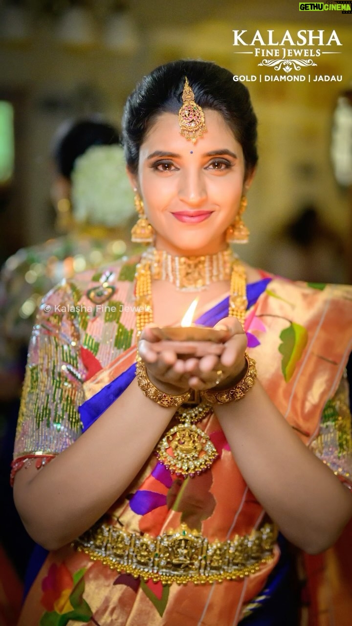 Shyamala Instagram - Deepthi Ganesh x Kalasha Fine Jewels Ft. @syamalaofficial Outfit by : @deepthiganeshlabel . Get magnificently crafted jewels for all your Special occasions from @kalasha_finejewels . DM for more details Shop over video call . . #kalashafinejewels #kalasha #trustedlegacy #southindiasfinestjeweller . . . #diamondjewellery #goldjewellery #jadaujewellery #templejewellery #bridaljewellery #indianbride #indianjewellery #telugubrides #tamilbrides #pellikuthuru #celebritywedding #southindianjewellery #teluguwedding #indianjewelry #bridalwear #polkijewellery #collectionlaunch #finejewelry #india #celeb #collab #diwali