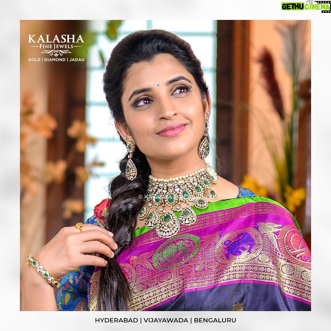 Shyamala Instagram - Deepthi Ganesh x Kalasha Fine Jewels Ft. @syamalaofficial Outfit by : @deepthiganeshlabel . Get magnificently crafted jewels for all your Special occasions from @kalasha_finejewels . DM for more details Shop over video call . . #kalashafinejewels #kalasha #trustedlegacy . . . #diamondjewellery #goldjewellery #jadaujewellery #templejewellery #bridaljewellery #indianbride #indianjewellery #telugubrides #tamilbrides #pellikuthuru #celebritywedding #southindianjewellery #teluguwedding #indianjewelry #bridalwear #polkijewellery #collectionlaunch #finejewelry #india #celeb #collab #diwali