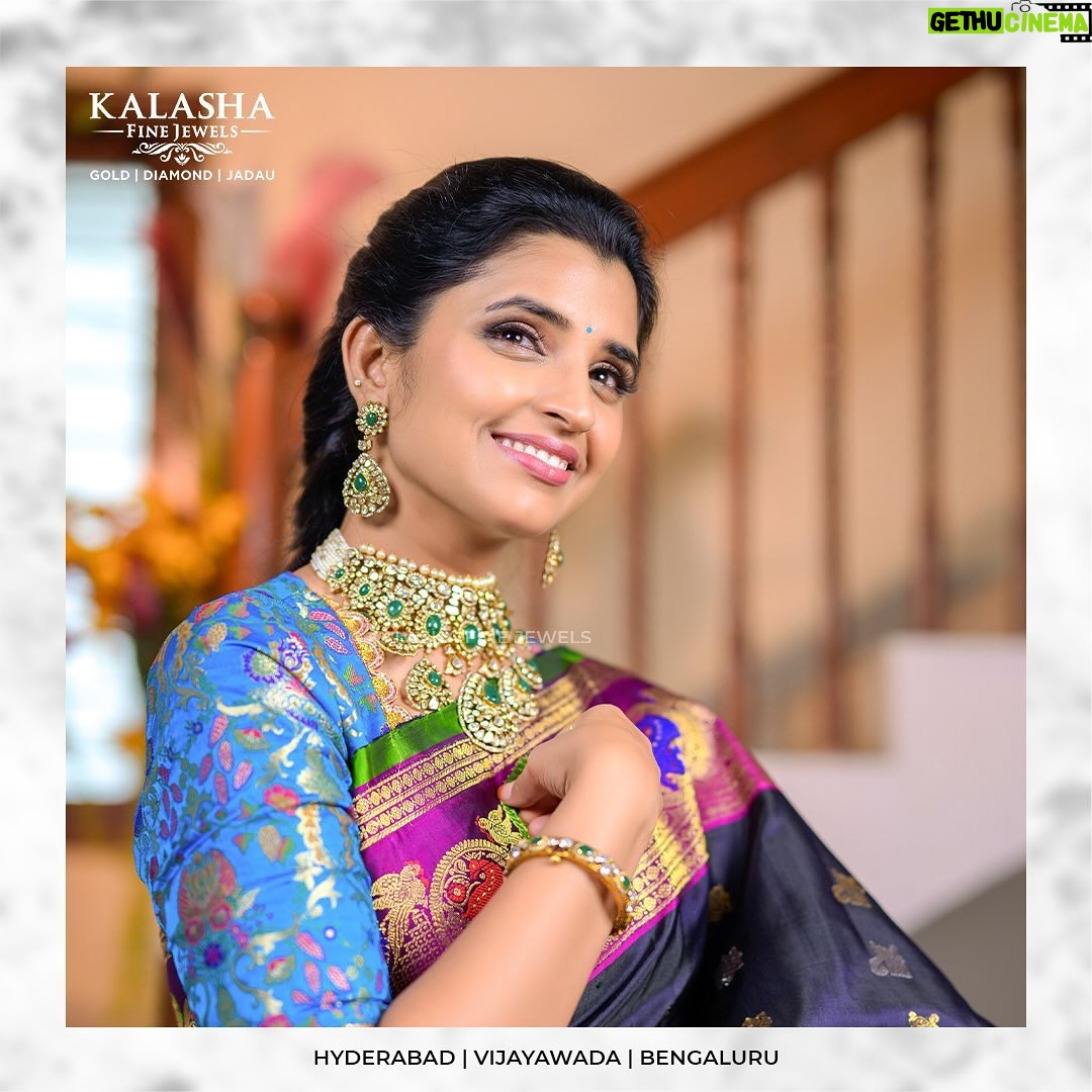 Shyamala Instagram - Deepthi Ganesh x Kalasha Fine Jewels Ft. @syamalaofficial Outfit by : @deepthiganeshlabel . Get magnificently crafted jewels for all your Special occasions from @kalasha_finejewels . DM for more details Shop over video call . . #kalashafinejewels #kalasha #trustedlegacy . . . #diamondjewellery #goldjewellery #jadaujewellery #templejewellery #bridaljewellery #indianbride #indianjewellery #telugubrides #tamilbrides #pellikuthuru #celebritywedding #southindianjewellery #teluguwedding #indianjewelry #bridalwear #polkijewellery #collectionlaunch #finejewelry #india #celeb #collab #diwali
