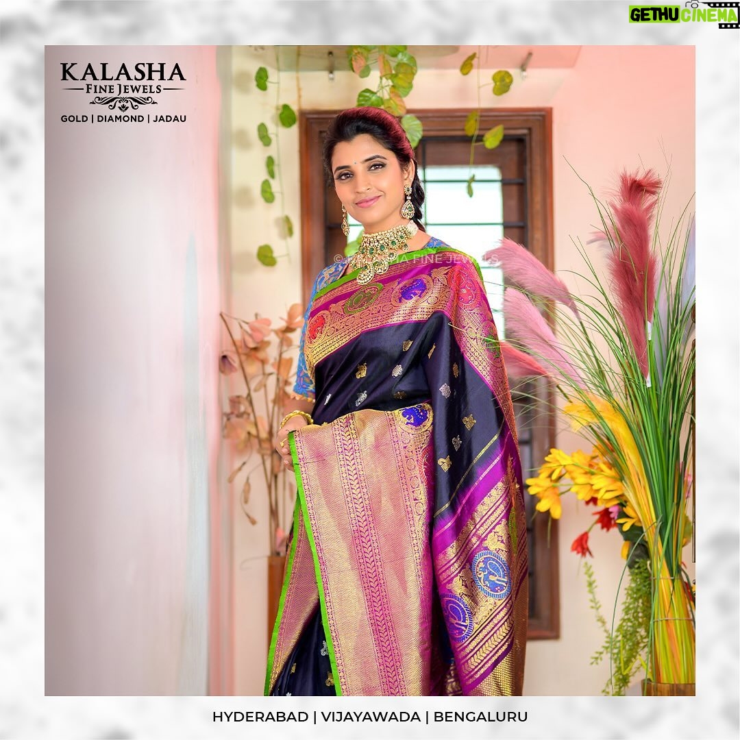 Shyamala Instagram - Deepthi Ganesh x Kalasha Fine Jewels Ft. @syamalaofficial Outfit by : @deepthiganeshlabel . Get magnificently crafted jewels for all your Special occasions from @kalasha_finejewels . DM for more details Shop over video call . . #kalashafinejewels #kalasha #trustedlegacy . . . #diamondjewellery #goldjewellery #jadaujewellery #templejewellery #bridaljewellery #indianbride #indianjewellery #telugubrides #tamilbrides #pellikuthuru #celebritywedding #southindianjewellery #teluguwedding #indianjewelry #bridalwear #polkijewellery #collectionlaunch #finejewelry #india #celeb #collab #diwali