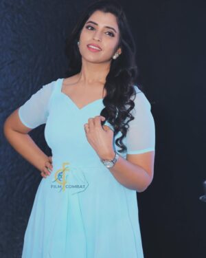 Shyamala Instagram - @syamalaofficial When Mrs. Syamala is hosting, everyone enjoys it because of her infectious smile. Not only is she a charming host, but she's also a brilliant actress, showcasing her talent in movies. 💕 

#filmcombat #syamala #host #anchor #tollywood #eaglemovieevent #celeb #actress #celebrity #cute #smile