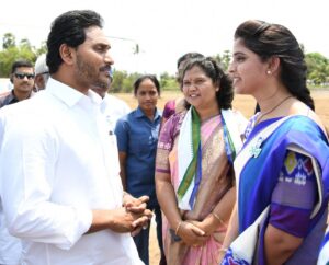 Shyamala Instagram - ఎన్నికల ప్రచారం లో భాగంగా  గౌరవ ముఖ్యమంత్రి వర్యులు శ్రీ .వై .యస్ . జగన్మోహన రెడ్డి గారిని  కలవడం జరిగింది . తరువాత YSRCP విశాఖపట్టణం ఎం .పి .అభ్యర్థి శ్రీ బొత్స ఝాన్సీ లక్ష్మి గారు అలాగే YSRCP ఎం .ఎల్ .ఏ అభ్యర్థి శ్రీ ముత్తంశెట్టి శ్రీనివాస రావు గారితో కలిసి మధురవాడ వాంబే కాలని ప్రజలని కలవడం జరిగింది  @ysjagan @ysr@ys@ysrcp @drbotchajhansi @avanthisrinivasarao @drpriya @ysrcp_andhrapradesh @ysrcpsocial @sakshihdtv #siddham #vizag
