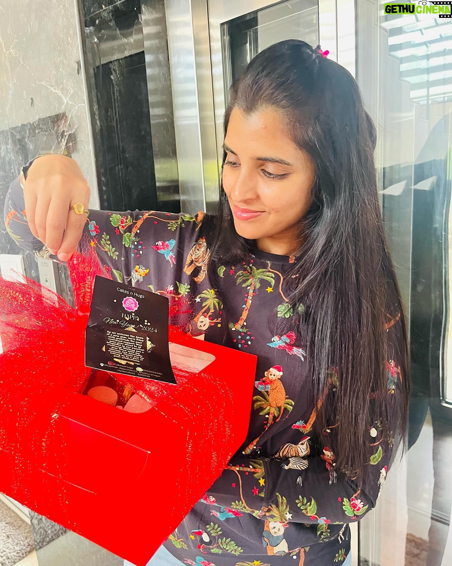 Shyamala Instagram - #newyear means all abt #cakes and #hugs Thanku @cakesnhugs for this hamper #happynewyear