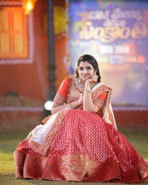 Shyamala Instagram - Esari #sankranthi mamuluga undadhu. Stay tuned to @zeetelugu to experience the festive vibe . #Styled by @impriyankasahajananda 
Outfit @manasareddy_label 
Jewlry @kushalsfashionjewellery

#styledbypriyankasahajananda  Makeup : @vinod_bridelmakeupartist  Hair : @elegantbridalmakeovers 📸: @paulino_pictures