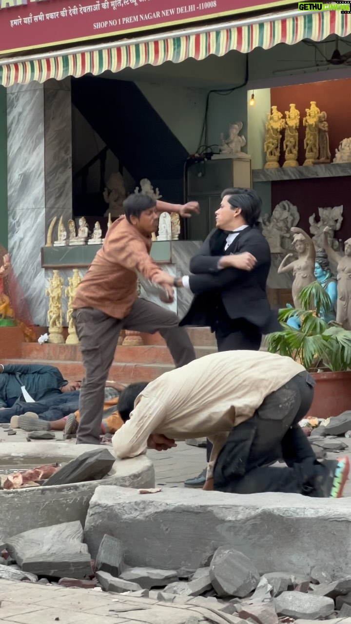 Siddharth Nigam Instagram - ✨Capturing not just my dedication, but the incredible skill and commitment of the stunt team✨❤️Their proper reaction and hard work make the scene look real and amazing. Look behind the scenes to see the unseen fight from #kisikabhaikisikijaan. . . #action #siddharthnigam #actorlife