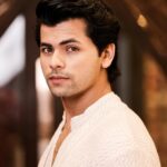 Siddharth Nigam Instagram - I absolutely love this song! "Ai cover of Kaun Tujhe" by the legendary artist Kishore Kumar Sir🫡🫠 Outfit- @manishkumar330_