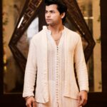 Siddharth Nigam Instagram - I absolutely love this song! "Ai cover of Kaun Tujhe" by the legendary artist Kishore Kumar Sir🫡🫠 Outfit- @manishkumar330_