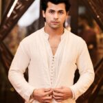Siddharth Nigam Instagram - I absolutely love this song! "Ai cover of Kaun Tujhe" by the legendary artist Kishore Kumar Sir🫡🫠 Outfit- @manishkumar330_