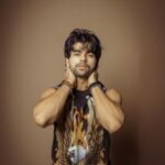 Siddharth Nigam Instagram - Agar kaam karne ki chahat hai toh wo aap kar loge kyuki is duniye mein jo aap kar sakte ho wo koi aur nahi kar sakta bas apne aap ko pehchano.❤️✨ #Ajjkavichaar #style #actor #siddharthnigam #artist