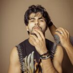 Siddharth Nigam Instagram - Agar kaam karne ki chahat hai toh wo aap kar loge kyuki is duniye mein jo aap kar sakte ho wo koi aur nahi kar sakta bas apne aap ko pehchano.❤️✨ #Ajjkavichaar #style #actor #siddharthnigam #artist