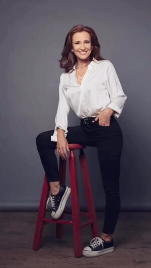 Sigrid Alegría Instagram - Me cae bien Soledad García, personaje que me acompaña hace meses en mi vida. @comolavidamismatv @mega.tv @teleseries_mega Canción @siven_latino Sin ti