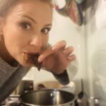Sigrid Alegría Instagram - ☔️ HABRÁ QUE HACER SOPAIPILLAS PA CALENTAR LA CASA,… así me enseñaron a mí. 🇨🇱 #sopaipillaspasadas #chancaca #sopaipillas con #pebre 🍅🧅🧄🌿