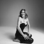 Sigrid Alegría Instagram – “Efectivamente soy una mujer audaz, lanzada o atrevida, pero una vez que me involucro. No ando por la vida tratando de conquistar el mundo con un pantalón de cuero apretado”, @sigridalegria 

Suscríbete o compra tu revista Velvet en su versión impresa o digital en tienda.revistavelvet.cl

📷 @ozcar
Entrevista @claudiaguzman_v  Producción @pamela.ha 
Stylist @paulamorenaza 
Maquillaje @victoriatapiac  Pelo @drpeloclaudiohuircan  Asistente audiovisual Víctor Arellano 
Asistente Stylist Andrea Figueroa 
Asistente Pelo Inés Varela Ropa @sarikarodrik