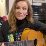 Sigrid Alegría Instagram - Mientras llueve,… #tirate de Los Tres