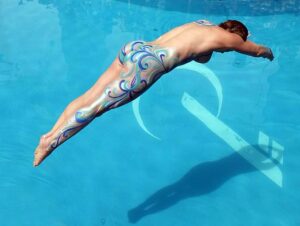Sigrid Alegría Instagram - Hubo una vez un piscinazo de una reina de Viña 2014 #recuerdosdelfestivaldeviña #cuerpospintadoschile @marlonparra_tattoorockers Gracias 🙏 @franciscosaavedr @pamerodriguez @carolabolumburu 😊 Lo logramos 🥰 @nayafacil_official 🌺 Hermosa,… felicitaciones 🌺