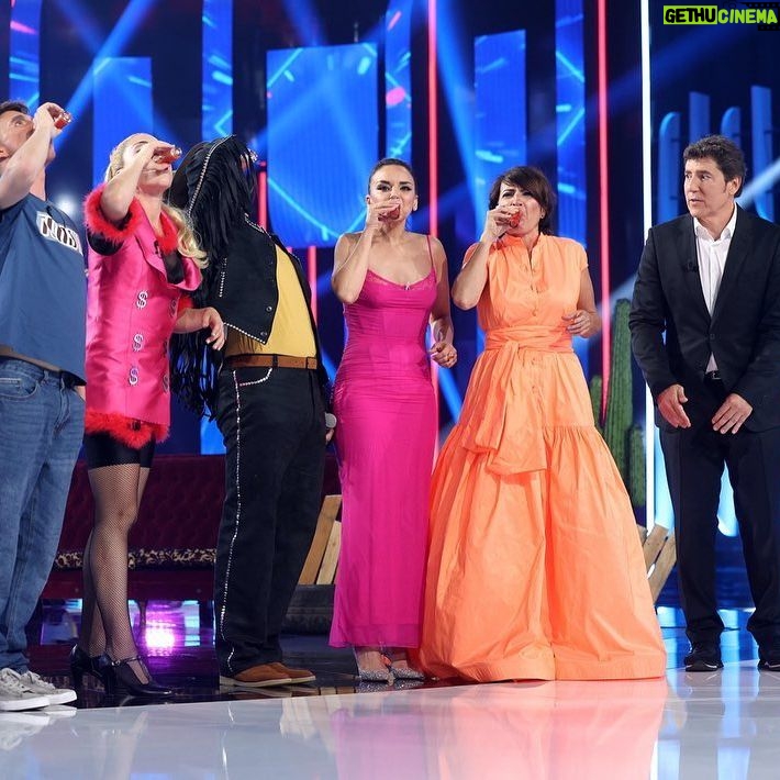Silvia Abril Instagram - Esta noche a las 22:00 estaré formando parte del jurado de @tucaramesuena en @antena3com ❤️😍 ¿Estáis preparados? Yo no paré de reírme y de caerme, espero haber estado a la altura de mi querido @angelllacer_oficial No os lo perdáis!! ✨