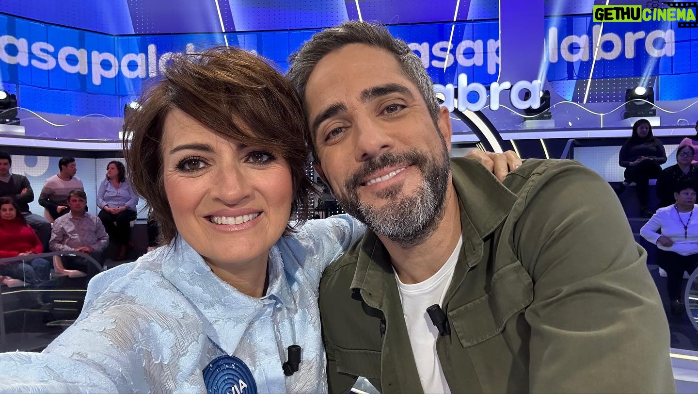 Silvia Abril Instagram - Aquí va un recopilatorio de mi paso en @pasapalabra 💙🥰🥰 No me lo pude pasar mejor, un equipo maravilloso, gracias por la experiencia @robertolealg ¿ cuándo vuelvo? La próxima me toca el rosco 😂😂😂