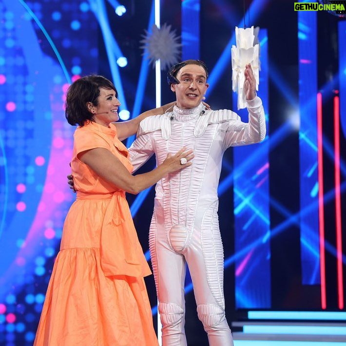 Silvia Abril Instagram - Esta noche a las 22:00 estaré formando parte del jurado de @tucaramesuena en @antena3com ❤️😍 ¿Estáis preparados? Yo no paré de reírme y de caerme, espero haber estado a la altura de mi querido @angelllacer_oficial No os lo perdáis!! ✨