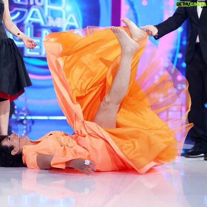 Silvia Abril Instagram - Esta noche a las 22:00 estaré formando parte del jurado de @tucaramesuena en @antena3com ❤️😍 ¿Estáis preparados? Yo no paré de reírme y de caerme, espero haber estado a la altura de mi querido @angelllacer_oficial No os lo perdáis!! ✨