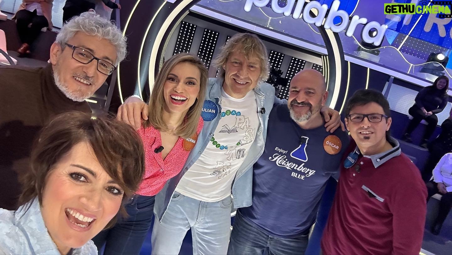 Silvia Abril Instagram - Aquí va un recopilatorio de mi paso en @pasapalabra 💙🥰🥰 No me lo pude pasar mejor, un equipo maravilloso, gracias por la experiencia @robertolealg ¿ cuándo vuelvo? La próxima me toca el rosco 😂😂😂