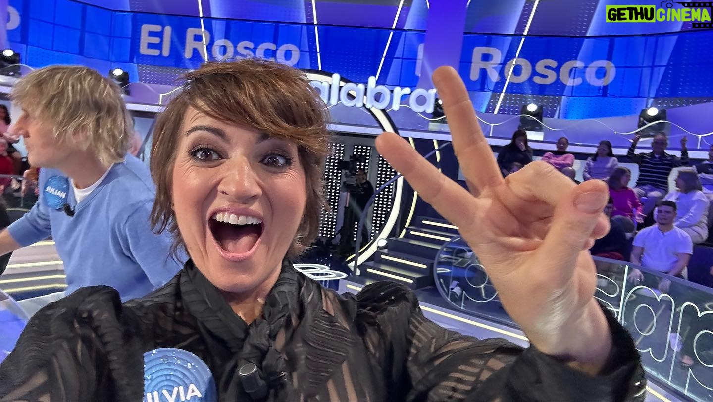 Silvia Abril Instagram - Aquí va un recopilatorio de mi paso en @pasapalabra 💙🥰🥰 No me lo pude pasar mejor, un equipo maravilloso, gracias por la experiencia @robertolealg ¿ cuándo vuelvo? La próxima me toca el rosco 😂😂😂