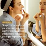 Silvia Abril Instagram - Ajena a toda convención social y embriagada de alcohol y amor, una pareja baila su delirio al son de Nina Simone. Un carpe diem de gozo y fantasía. Una quimera asentada sobre un precario sentido de la realidad a la que se entrega a corazón abierto @silviabril. Junto a Lluís Villanueva y Lua Amat, protagoniza Esperant Mr. Bojangles, basada en la exitosa novela de Olivier Bourdeaut. Después del ensayo de esta obra, que llegará el próximo 2 de febrero al teatro Poliorama de Barcelona, con dirección de Paco Mir, Manuel Outumuro explica a la actriz en el camerino que la retratará “como una diva”. “¿Diva yo?”, se carcajea. Y las risas y el humor llenan la tarde. Porque Abril, aunque de lágrima fácil, es muy payasa. Y, desde hace una temporada, también se define como “metacíclica”, porque “ni soy menos ni estoy en pausa”, explica. ➡️ Entrevista completa en www.lavanguardia.com ✒️ Begoña Corzo Suárez 📸 @outumuro_oficial 👗 @elisaserrapompei Producción: @jellyallien