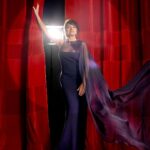 Silvia Abril Instagram - Ajena a toda convención social y embriagada de alcohol y amor, una pareja baila su delirio al son de Nina Simone. Un carpe diem de gozo y fantasía. Una quimera asentada sobre un precario sentido de la realidad a la que se entrega a corazón abierto @silviabril. Junto a Lluís Villanueva y Lua Amat, protagoniza Esperant Mr. Bojangles, basada en la exitosa novela de Olivier Bourdeaut. Después del ensayo de esta obra, que llegará el próximo 2 de febrero al teatro Poliorama de Barcelona, con dirección de Paco Mir, Manuel Outumuro explica a la actriz en el camerino que la retratará “como una diva”. “¿Diva yo?”, se carcajea. Y las risas y el humor llenan la tarde. Porque Abril, aunque de lágrima fácil, es muy payasa. Y, desde hace una temporada, también se define como “metacíclica”, porque “ni soy menos ni estoy en pausa”, explica. ➡️ Entrevista completa en www.lavanguardia.com ✒️ Begoña Corzo Suárez 📸 @outumuro_oficial 👗 @elisaserrapompei Producción: @jellyallien