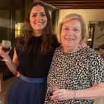 Silvia Abril Instagram - Aquí la MADRE y todo el séquito de madres al q tú has dado luz, gracias MAMA por todo , gracias y más gracias por darnos la vida y enseñarnos a ser la mejor versión de tí. Mujer tierna, amorosa, divertida, fuerte y flexible, alegre y mandona, bondadosa y generosa. Eres INSPIRACIÓN y TE AMOOOOOO aunque no te llame cada día, TE AMO!!!! FELIZ DÍA DE LA MADRE, MAMA!!! Y este año con una madre más en la família!!! BENVINGUDA @meritxell_abril !