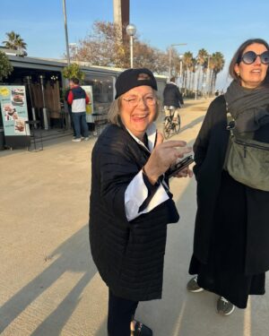 Silvia Abril Instagram - Aquí la MADRE y todo el séquito de madres al q tú has dado luz, gracias MAMA por todo , gracias y más gracias por darnos la vida y enseñarnos a ser la mejor versión de tí. Mujer tierna, amorosa, divertida, fuerte y flexible, alegre y mandona, bondadosa y generosa. Eres INSPIRACIÓN y TE AMOOOOOO aunque no te llame cada día, TE AMO!!!! FELIZ DÍA DE LA MADRE, MAMA!!! Y este año con una madre más en la família!!! BENVINGUDA @meritxell_abril !