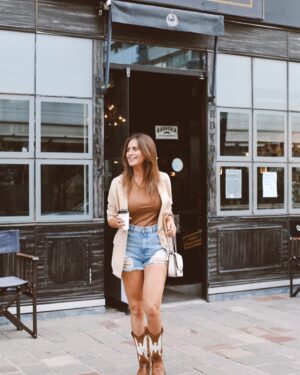 Silvina Luna Instagram - Llega el fin de semana y quiero...⁣
💃🏻🍽🍸⁣
⁣
Qué vas a hacer este finde!?!
.
.
.
@multistoreguemes 
@somosode 
@miscelanea_ok