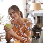 Silvina Luna Instagram – List@s para este jugo MAGICO✨✨?⁣
⁣
🌱8/9 varillas de apio enteras (si son orgánicas, mejor).⁣
– en extractor de jugos.⁣
– en licuadora (colarlo para sacarle la fibra que queda)⁣
– un vaso grande, 400 cc aprox. Y es clave tomarlo en el momento para aprovechar al máximo sus propiedades.⁣
⁣
👉1 vaso de jugo de apio en ayunas todas las mañanas por 7 días ⁣
El jugo de apio:⁣
🌱repara tu sistema digestivo: desinflama tu intestino, restablece tus niveles de ácido clorhídrico.⁣
🌱es súper alcalino
🌱es altamente antiinflamatorio
🌱ayuda a bajar de peso
🌱ayuda a eliminar toxinas y purificarte
🌱ayuda a la digestión
🌱combate migrañas
🌱reduce la presión arterias
🌱ayuda a disminuir problemas de piel
🌱ideal para combatir anemia
🌱es muy rico en calcio
🌱disminuye dolores articulares.
⁣
Gracias por esta recomendación @the_food_alchimist 🤍