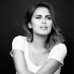 Silvina Luna Instagram – Vivimos en un sistema que nos dice que no somos lo suficientemente buenas, lo que genera que estemos siempre esforzándonos por ser distintas a lo que en realidad somos. ⁣
⁣
Un sistema que valora lo externo a nosotras, en vez de enfocar en nuestro ser interior. Pero nada de eso es cierto!.⁣
⁣
Cuando te das cuenta que lo realmente precioso está dentro tuyo, ya no hace falta que te esfuerces.⁣
⁣
Cuando sos consciente que los logros que te imponés o te imponen, no te aportan lo que estás buscando, se produce una auténtica revolución. ⁣
⁣
Es en ese momento que comprendés que no necesitás nada del afuera, sino enfocar en lo que realmente sos.⁣
⁣
No existe un modelo de lo que está bien o mal, nosotras debemos crearlos y la respuesta está dentro de nosotras mismas⁣