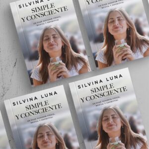 Silvina Luna Instagram - ¡LLEGÓ EL DÍA! 

Me siento muy feliz porque hoy es el día que estoy esperando hace mucho tiempo. El día para el que hice un proceso muy profundo de autoconocimiento.

Hoy se publicó mi primer libro “Simple y Consciente”, en el que vas a encontrar un espacio de acompañamiento.

La mujer que vas a descubrir en este libro no es solamente la que crees conocer, sino la heroína de carne y hueso que atravesó experiencias fuertes que algunas veces la derribaron pero siempre se levantó. También vas a encontrar a alguien que alguna vez creyó que mejorando la imagen que le devolvía el espejo podría encontrarse. 

En este libro repaso mi pasado, cuento acontecimientos de mi vida que me marcaron, con los que seguro se van a sentir identificad@s.

Ciertas decisiones y acciones tuvieron sus consecuencias, al punto de perder mi salud.

Aquí les comparto lo más íntimo y doloroso de mi vida, desde un lugar de aceptación, revisando el pasado para poder abrazar el presente con una nueva consciencia, simple y consciente que me lleve a lugares más bonitos y de evolución.

Es un libro en el que intento transmitir alegría y que siempre podemos estar mejor.

¿Es un proceso largo? Sí! ¿Para valientes? Si! Pero vale la pena porque es apasionante. 

EL LIBRO LO PUEDEN ENCONTRAR EN TODAS LAS LIBRERÍAS DEL PAÍS, Y SU VERSIÓN DIGITAL, LA PODÉS CONSEGUIR INGRESANDO EN EL LINK DE MI BIO!

Un profundo agradecimiento a la editorial @penguinlibrosar y a @librosparavivirmejor por confiar en este proyecto.

Gracias a los referentes que participaron compartiendo su sabiduría
@mabelkatz
@suzannepowell222
@juliettmaldonado
@villamorcg
@casa.yen
@dra.lauracolombo

Gracias a @iarasnei por la fotografía para la tapa del libro y a @natalialewitan_relatosmagicos por el hermoso prólogo que escribiste.

SL.

#lanzamientolibro #simple #libros #consciente #simpleyconsciente #silvinaluna #libro #amor #miprimerlibro #proposito #despertarespiritual #calidaddevida #coach #bienestar #coachdebienestar #bienestarysalud #Selfcare #wellness #life #motivacion #sanar #inspiration
