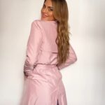 Silvina Luna Instagram – ¿Cuál te gusta más? 😍 Mi favorito: el TRENCH ROSA 🧥💗 Todo TODO es de la nueva colección de @prussia_moda. Ponele fantasi 🦋, color y onda al frío que se viene 🥶

🛍 Entrá ya a su tienda www.prussia.com.ar y regalate lo que más te guste 😉
.
.
#LunaStyle #Look #moda #stilyng #fashion #SilvinaLuna #tendencia #invierno #fantasi #tini #abrigos #trench #camperas