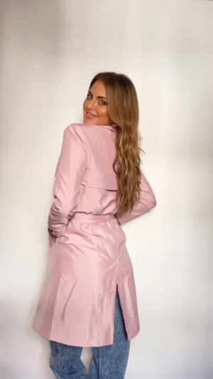 Silvina Luna Instagram - ¿Cuál te gusta más? 😍 Mi favorito: el TRENCH ROSA 🧥💗 Todo TODO es de la nueva colección de @prussia_moda. Ponele fantasi 🦋, color y onda al frío que se viene 🥶

🛍 Entrá ya a su tienda www.prussia.com.ar y regalate lo que más te guste 😉
.
.
#LunaStyle #Look #moda #stilyng #fashion #SilvinaLuna #tendencia #invierno #fantasi #tini #abrigos #trench #camperas