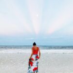 Silvina Luna Instagram – Tengo una frase que me define: “Viviendo simple, libre y consciente”⁣ y así nació mi otra cuenta @simpleyconsciente ⁣
⁣⁣
Simple: porque disfruto de los pequeños momentos de la vida, de las sincronicidades y de estar presente. ⁣⁣
⁣⁣
Libre: porque elijo quien quiero ser todos los días, con qué personas quiero compartir mi vida y mi energía. ⁣⁣
⁣⁣
Consciente: porque me doy el tiempo para escuchar mi cuerpo y mente creando rutinas saludables.⁣⁣
⁣⁣
¿Tenes alguna frase que te acompañe?