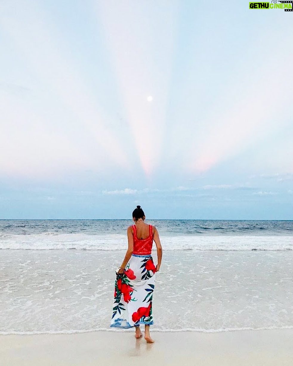 Silvina Luna Instagram - Tengo una frase que me define: "Viviendo simple, libre y consciente" y así nació mi otra cuenta @simpleyconsciente Simple: porque disfruto de los pequeños momentos de la vida, de las sincronicidades y de estar presente. Libre: porque elijo quien quiero ser todos los días, con qué personas quiero compartir mi vida y mi energía. Consciente: porque me doy el tiempo para escuchar mi cuerpo y mente creando rutinas saludables. ¿Tenes alguna frase que te acompañe?