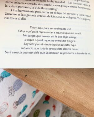 Silvina Luna Instagram - En las historias les dejé una simple meditación de 5 minutos para arrancar el día y un mudra que ayuda a calmar el dolor de ovarios 😉⁣⁣
⁣⁣
La meditación te conecta con tu propia divinidad y con el universo, para que puedas fluir y recibir todas las cosas que están preparadas para llegar a vos, permitiendo que tus células se alineen con el mismo poder que rige el giro de los planetas, las mareas, la luna, nuestro ciclo menstrual y todo. ⁣⁣
⁣⁣
Fluyo con la vida y por lo tanto la vida fluye conmigo.⁣⁣
⁣⁣
Les dejo una foto con una oración muy linda que pueden usar antes o después de meditar.