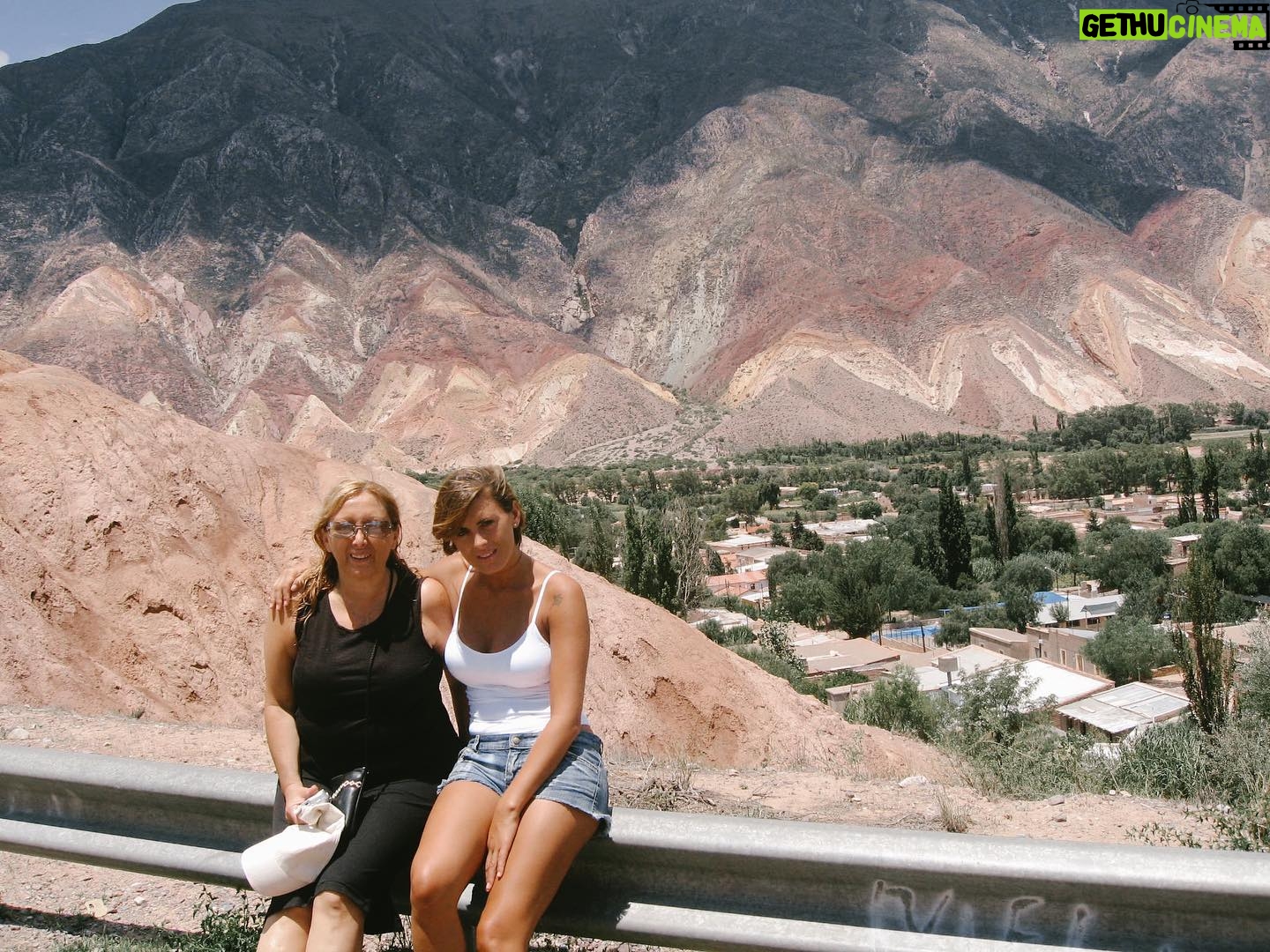 Silvina Luna Instagram - Mi hobby en mis años de viajera fue fotografiar paisajes y momentos. Capturar aquello que me emocionaba e inspiraba. Ahora me animo y de a poco les voy a ir compartiendo! Tuve la suerte de viajar a muchos rincones de nuestra querida Argentina. Acá les dejo una del cerro de los 7 colores, Purmamarca, Jujuy. Lugar soñado no solo por sus maravillosas postales sino por su pueblo, por la calidez de las personas que viven ahí. Fui hace 14 años aprox y fue el último viaje que hice con mi mama Roxana. Me habia invitado Marley a grabar un programa de juegos y ella me acompañó con su dulzura y amorosidad.. Si pudieras viajar a cualquier parte del mundo ahora mismo, donde irías? 