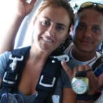 Silvina Luna Instagram - #TBT Hawaii con mi hermano 🌺 Después de momentos muy duros, en 2009, decidimos cumplir este sueño juntos. 🛫Viajamos a Hawaii y nos animamos a 𝐒𝐀𝐋𝐓𝐀𝐑 𝐄𝐍 𝐏𝐀𝐑𝐀𝐂𝐀𝐈́𝐃𝐀𝐒. Una experiencia única, poder ver el paisaje desde arriba fue increíble. Un momento muy liberador y emocionante, y lo mejor de todo, fue poder hacerlo juntos. No hay nada más lindo que cumplir sueños que siempre tuvimos y animarnos a hacerlos acompañado de personas que queremos mucho💫❤️