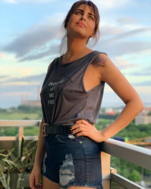 Silvina Luna Instagram - Viernes y calor 😎
Con mi outfit de @materiaoficial *Si eres incapaz de encontrar La Paz justo donde estás, donde la vas a encontrar*