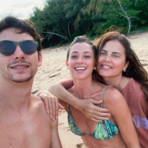 Silvina Luna Instagram - Desconectar para conectar ..

Les comparto un poco de Bocas del Toro🌴 isla mágica que se encuentra en Panama..

Mi lugar en el mundo para tomarme una pausa, nutrirme, mi refugio.. 
Y siempre cerquita del mar 🌊😍 y con estos amigos locos!