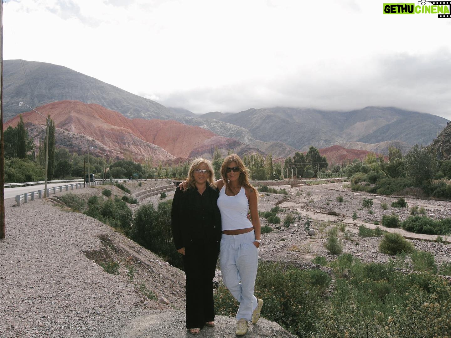 Silvina Luna Instagram - Mi hobby en mis años de viajera fue fotografiar paisajes y momentos. Capturar aquello que me emocionaba e inspiraba. Ahora me animo y de a poco les voy a ir compartiendo! Tuve la suerte de viajar a muchos rincones de nuestra querida Argentina. Acá les dejo una del cerro de los 7 colores, Purmamarca, Jujuy. Lugar soñado no solo por sus maravillosas postales sino por su pueblo, por la calidez de las personas que viven ahí. Fui hace 14 años aprox y fue el último viaje que hice con mi mama Roxana. Me habia invitado Marley a grabar un programa de juegos y ella me acompañó con su dulzura y amorosidad.. Si pudieras viajar a cualquier parte del mundo ahora mismo, donde irías? 