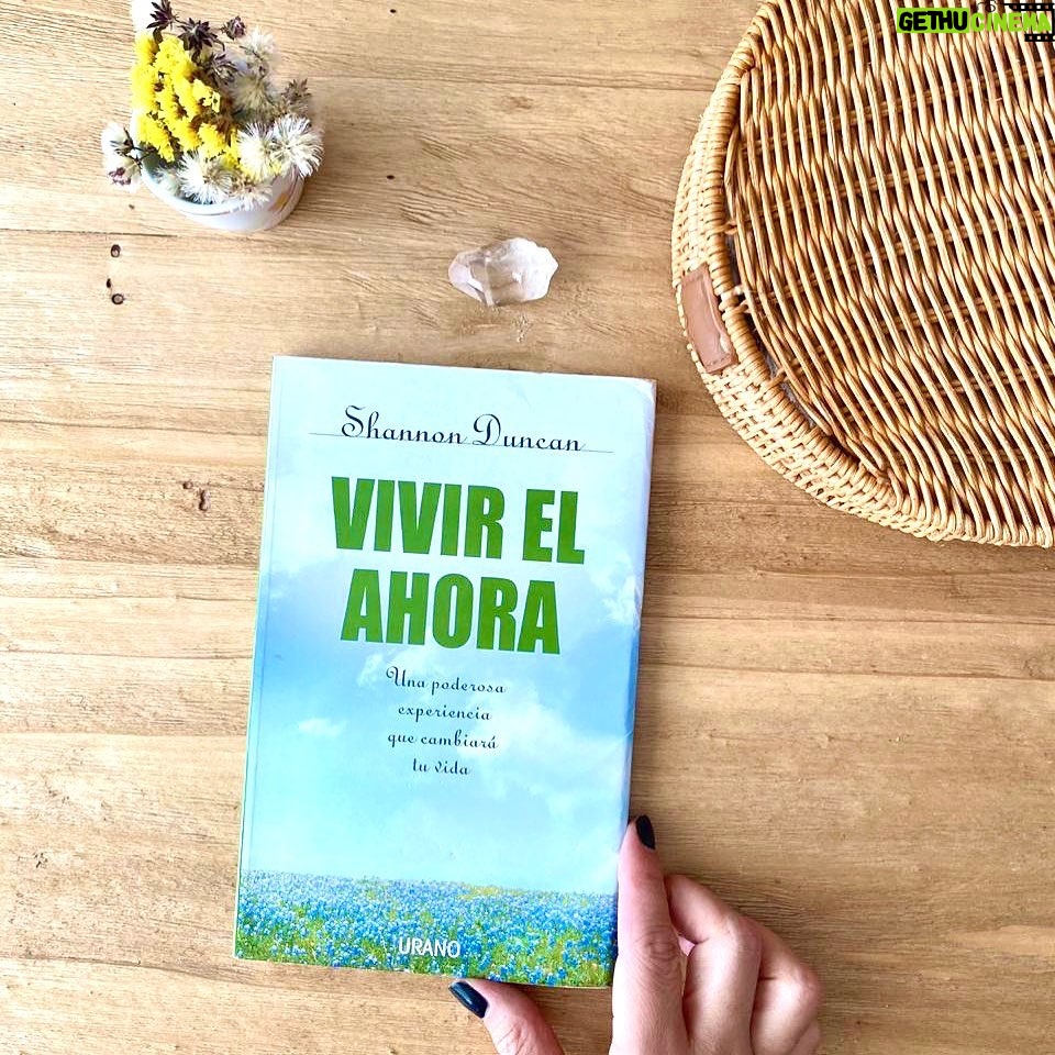Silvina Luna Instagram - Les comparto este libro que tengo hace muchos años y es uno de mis favoritos. Me dio herramientas para transformar y despertar mi potencial. Me gusta abrirlo de vez en cuando en cualquier parte. Es inspirador.. A veces las emociones son cárceles que aprisionan nuestro ser esencial y nos cierran la puerta a la vida en toda su plenitud y belleza. Sin embargo, la serenidad, la aceptación de nosotros mismos, la libertad y conciencia, están ahí a nuestro alcance, bajo la tremenda tormenta emocional. A través de ejercicios la autora, Shannon Duncan, te guía para tener plena conciencia del momento presente, dejando de lado los sufrimientos del pasado y el temor al futuro, para conocer el verdadero significado de nuestras emociones. Y así empezar a disfrutar de la calma y la felicidad que habitan en el interior de todos. Porque llegar a ser quienes realmente somos es el verdadero propósito de la existencia.