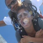 Silvina Luna Instagram - #TBT Hawaii con mi hermano 🌺 Después de momentos muy duros, en 2009, decidimos cumplir este sueño juntos. 🛫Viajamos a Hawaii y nos animamos a 𝐒𝐀𝐋𝐓𝐀𝐑 𝐄𝐍 𝐏𝐀𝐑𝐀𝐂𝐀𝐈́𝐃𝐀𝐒. Una experiencia única, poder ver el paisaje desde arriba fue increíble. Un momento muy liberador y emocionante, y lo mejor de todo, fue poder hacerlo juntos. No hay nada más lindo que cumplir sueños que siempre tuvimos y animarnos a hacerlos acompañado de personas que queremos mucho💫❤️
